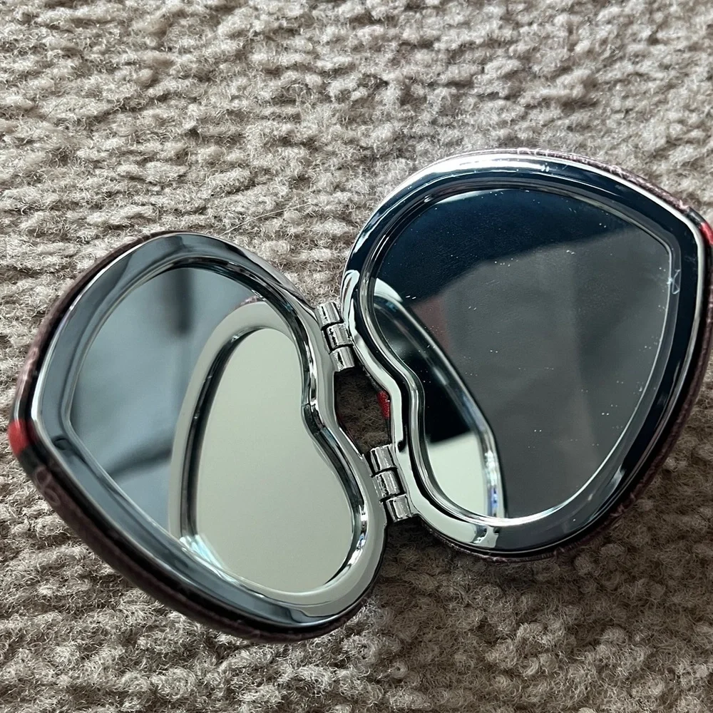 2-1 Heart-Shaped Rose Patterned Mirror and Magnifying Glass